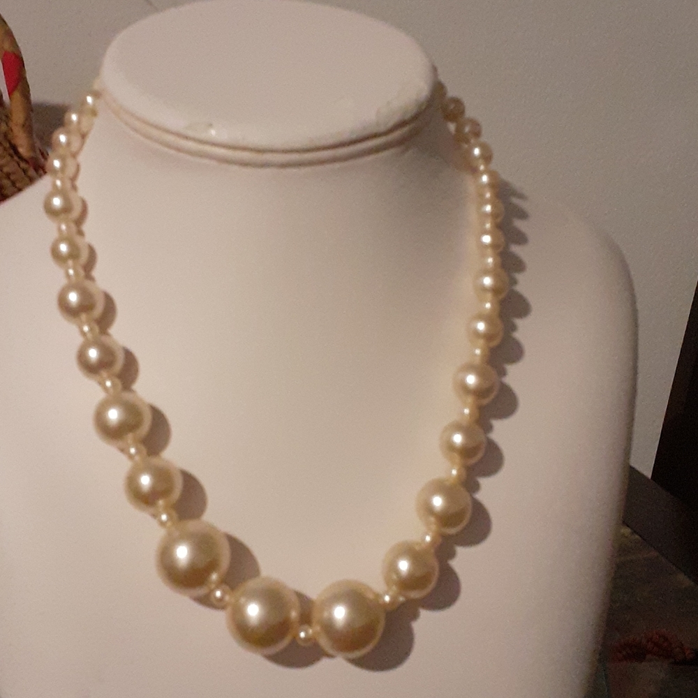 White pearl necklace choker